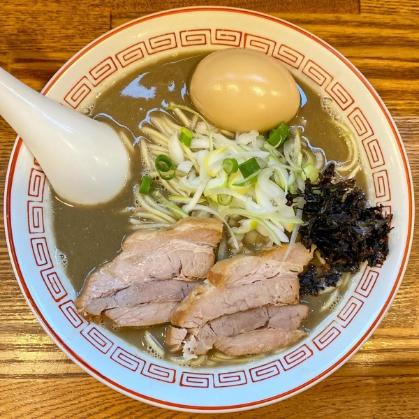 「濃厚煮干そば ¥800 味玉 ¥100」@煮干中華そば専門 煮干丸の写真