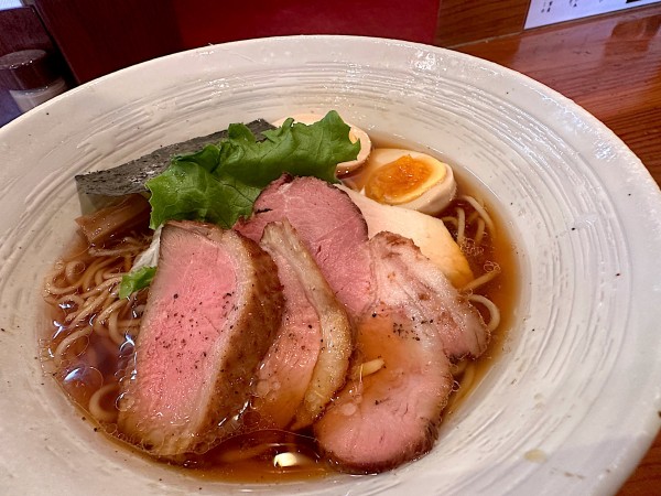 「燻製鴨醤油味玉入り」@自然派ラーメン 神楽の写真