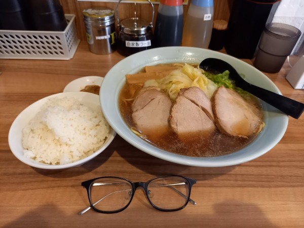 「ラーメン大盛+100円(二倍340g)かため・ランチライスセット」@らーめん田丸 元住吉店の写真