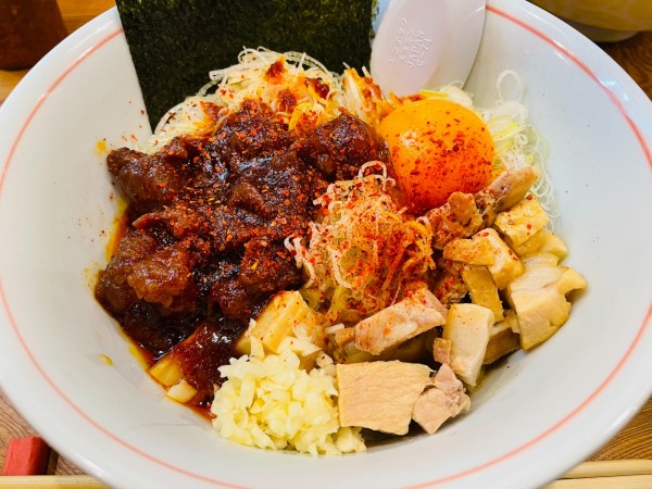 「かま玉まぜそば モツ辛レーラ (〆飯付き) 1,000円」@別邸三く 中華蕎麦 萃の写真