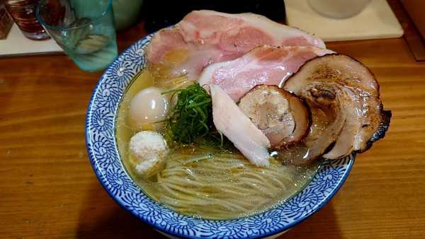 「鶏塩らぁめん＋チャーシュー全部のせ」@鶏そばAkariの写真