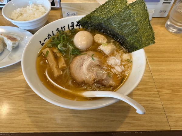 「特製煮干しらーめん＋ごはん・餃子セット（並盛・190g）」@らーめん手打 ほそ乃の写真