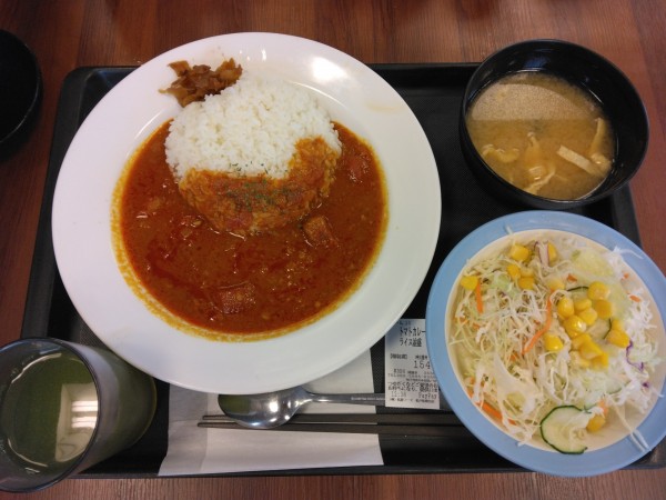 「トマトカレー390円(クーポンで生野菜サラダ130円が無料)」@松屋 松戸松飛台の写真