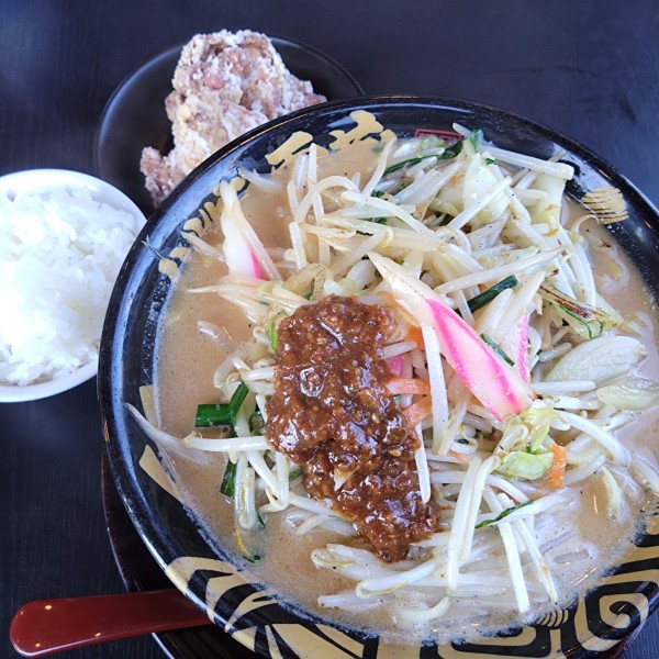 「野菜たっぷりたれ味噌らーめん935円、ハルピン唐揚げ319円」@ハルピン味噌らーめん 雷蔵の写真