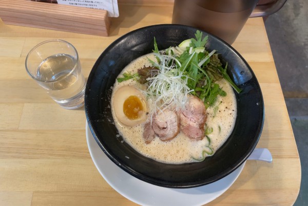 「満月らーめんwith 1/2煮卵、季節の有機野菜 & takeo」@天垣内ラーメン 星と月の写真