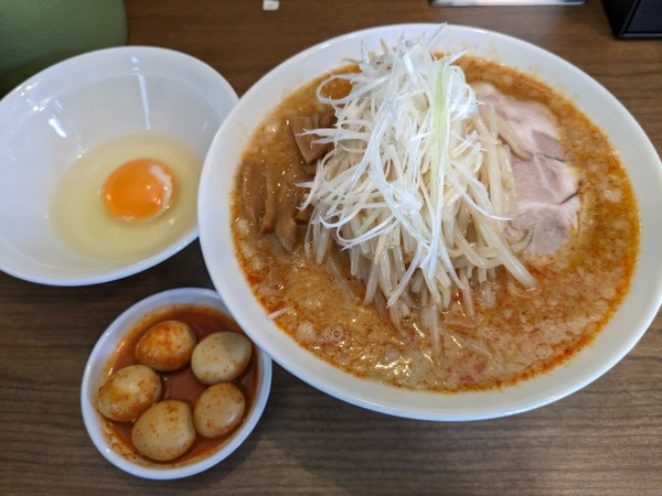 「辛味噌ラーメン 辛子たまご 生たまご」@味噌麺処 田坂屋の写真