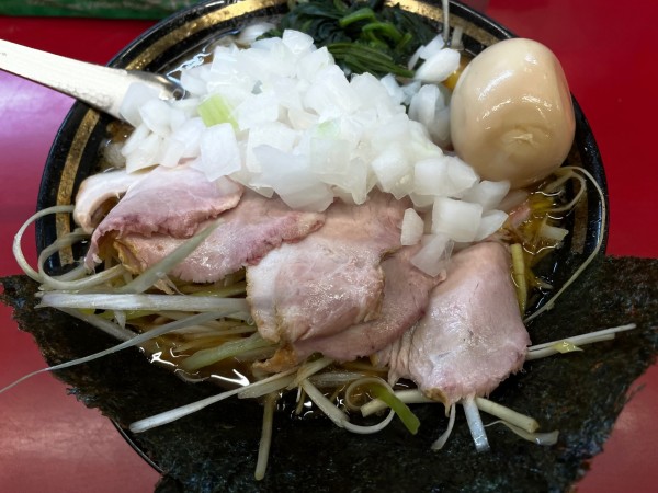 「チャーシューメン・ねぎたっぷり・半麺でｻｲｺﾛ玉葱サービス」@柏 王道家の写真
