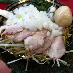 チャーシューメン・ねぎたっぷり・半麺でｻｲｺﾛ玉葱サービス