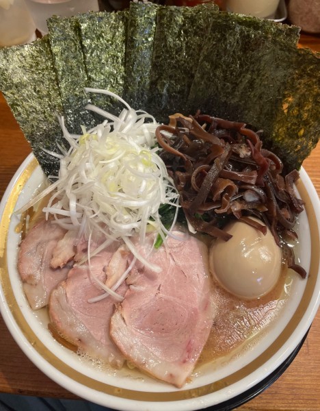 「全部乗せラーメン キクラゲ（フォロワーサービス）」@らーめん三郷家の写真