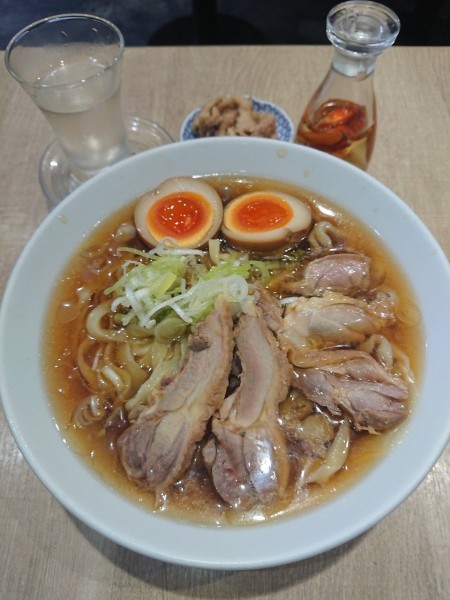 「日本酒＋【限定】冷やし親鶏中華そば＋自家製煮玉子＋親皮」@手打 親鶏中華そば 綾川の写真