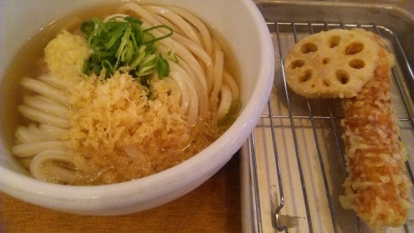 「かけうどん冷 390円＋観音寺ちくわ天 130円」@TOKYO SUNFLOWER IIDABASHIの写真