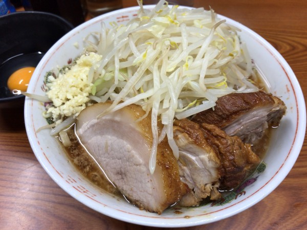「ラーメン(ニンニク)+豚1枚+生卵 1100円」@ラーメン二郎 亀戸店の写真