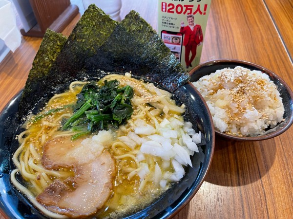 「ラーメン醤油並➕無料ライス2杯」@横浜家系ラーメン 壱角家 上尾店の写真