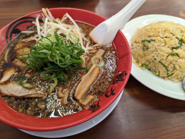 「京都漆黒ラーメン+チャーハン大盛」@ラーメン 魁力屋 川崎新城店の写真