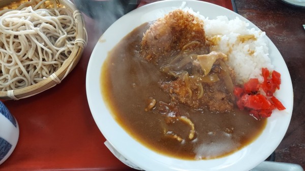 「ランチ：鳥かつカレーともり蕎麦セット 800円」@寿美吉の写真