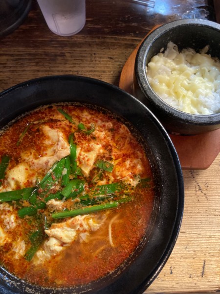 「辛麺、サービス石焼チーズ飯」@麺屋 つつみ 渋谷道玄坂店の写真