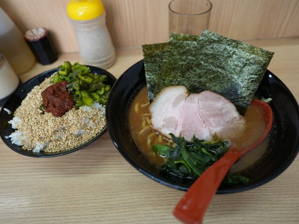 「ラーメン 並 麺硬め＋味濃いめ＋油多め＋サービスライス」@横浜ラーメン 武蔵家 御茶ノ水店の写真