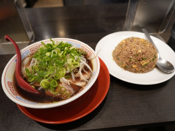 「中華そば(小)麺硬め＋焼きめし(並)」@新福菜館 秋葉原店の写真