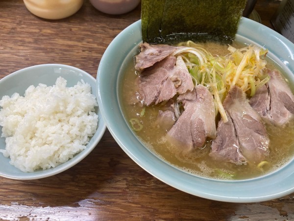 「ネギチャーシューメン中盛(コイメオオメ)¥1400+小ライス」@まこと家の写真