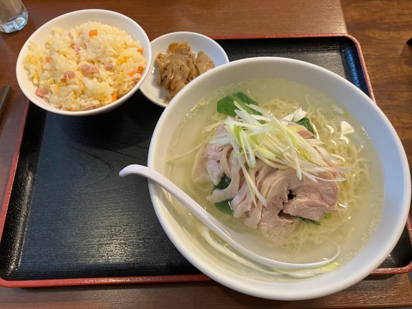 「鶏肉そば(塩味)セットチャーハン　900円」@上海家庭料理 佳華の写真