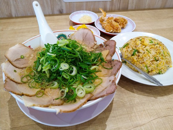 「特製醤油肉入りラーメン+焼きめし唐揚げ定食」@ラーメン魁力屋 イオンモール日の出店の写真
