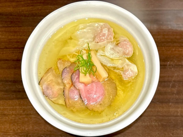 「★＜限定麺＞名古屋コーチン炙り肉 中華そばワンタン(塩)🍜¥1,」@寿製麺 よしかわ 西台駅前店の写真