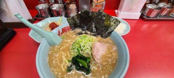 「醤油ラーメン大盛り」@ラーメン山岡家 千葉佐倉店の写真