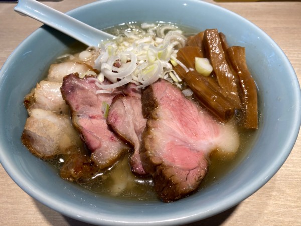 「MIXチャーシュー塩＋大窯焼きチャーシュー＋メンマ」@まるえ中華そばの写真