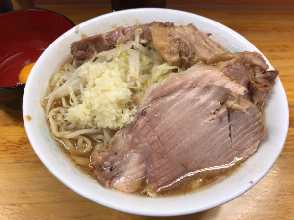 「小ラーメン(ニンニク)+ぶた増し+生たまご 990円」@ラーメン二郎 立川店の写真