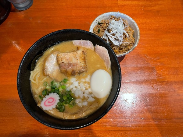 「特製濃厚中華そば大盛り➕麻婆鶏丼」@中華そば 輝羅の写真