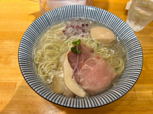 「味玉入り貝出汁麺(塩)  1050円」@貝だし麺 きた田の写真