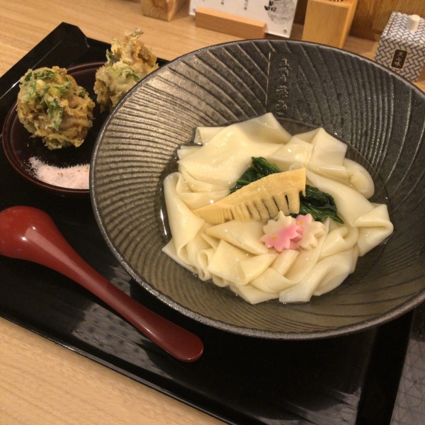 「白海老のかき揚げと春の白だしかけ」@五代目 花山うどん 日本橋店の写真