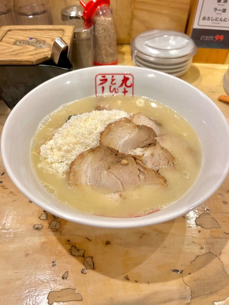 「豚骨ラーメン【TP】チーズ、チャーシュー3枚」@九十九とんこつラーメン 恵比寿本店の写真