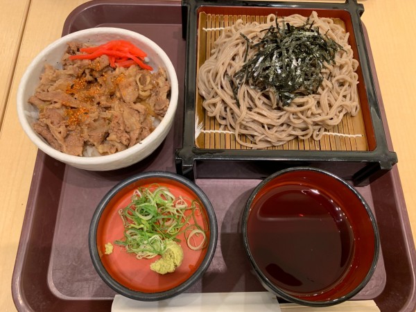 「ミニ牛丼セット 1000円」@東京シェフズキッチン そば処 羽田あずみ野の写真