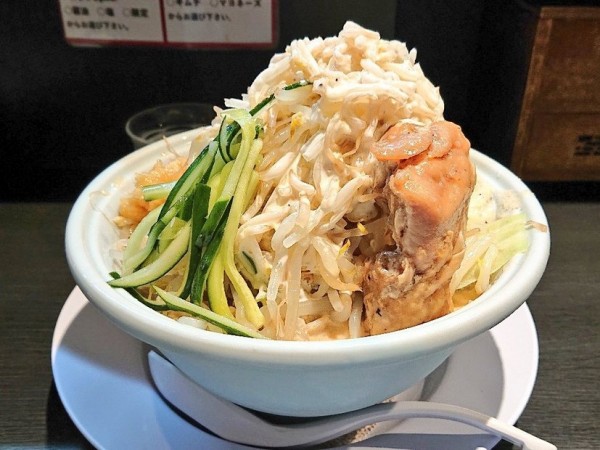 「二郎系冷やし中華(ヤサイ、シーザードレッシング増し)」@らーめん 三極志の写真