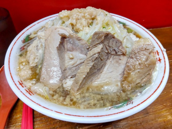 「ラーメン＋ブタ､ヤサイ アブラ カラメ」@ザ・ラーメンスモールアックスの写真