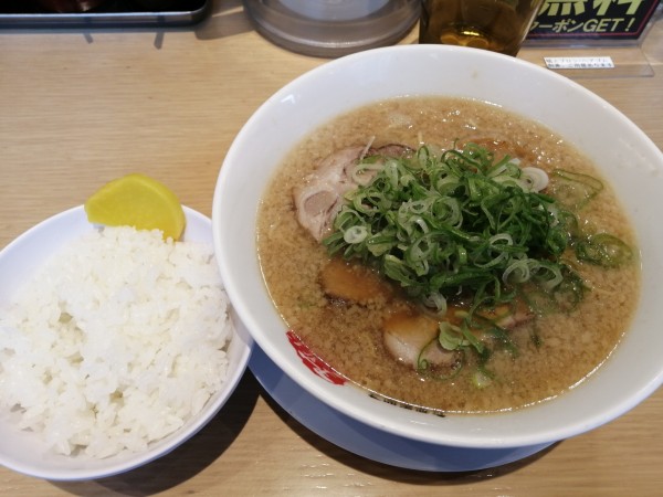 「ラーメン　　880円　サービスライス　半分」@京都銀閣寺 ますたにラーメン 室町店の写真