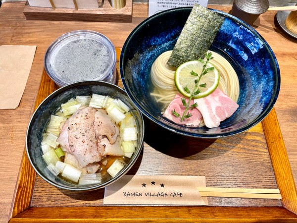 「昆布水つけ麺 醤油 大盛¥1150+肉増し¥300」@RAMEN VILLAGE CAFEの写真