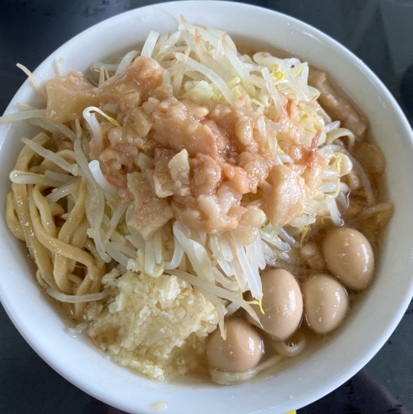 「小らーめん麺少なめ850円うずらの卵100円」@ラーメン二郎 柏店の写真