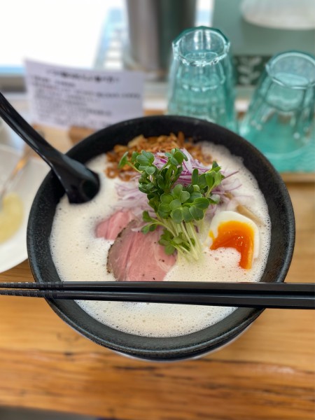 「鶏泡塩ラーメンニンニクトッピング」@鶏泡そば 草戸ベースの写真