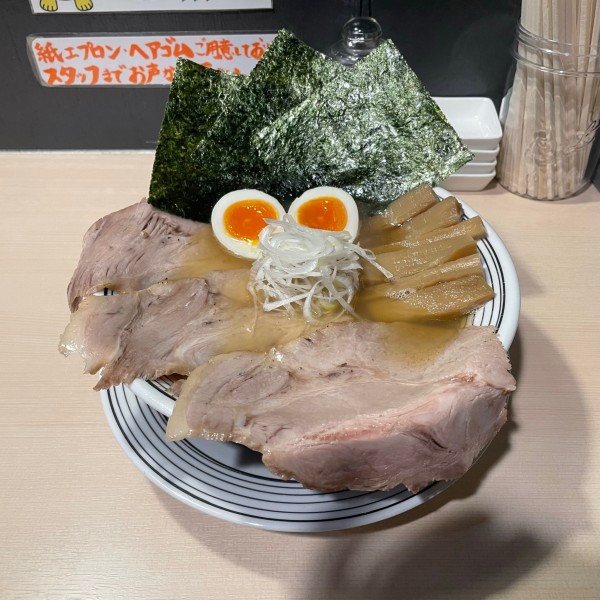 「煮干しらぁめん全部のせ」@煮干しらぁめん 猫トラ亭の写真