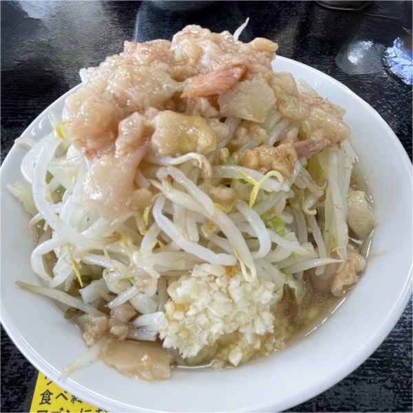 「麺半分／ﾆﾝﾆｸ ｱﾌﾞﾗ ﾔｻｲ ｶﾗﾒ（800円）」@ラーメン二郎 柏店の写真