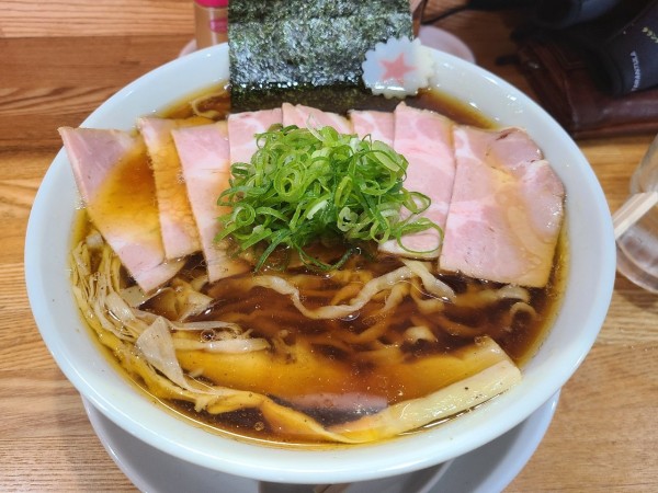 「鶏醤油(特盛、チャーシュー)」@まぐちゃんラーメンの写真