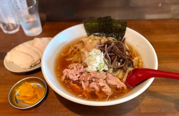 「こくしょうゆラーメン¥780、鶏チャーシュー¥220、大盛無料」@三文の徳の写真