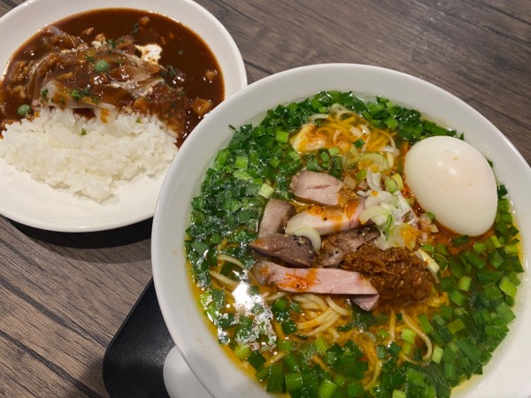 「エビニラそば【限定】＋半熟卵＋焼豚ハヤシライス（1400円）」@三つ由の写真