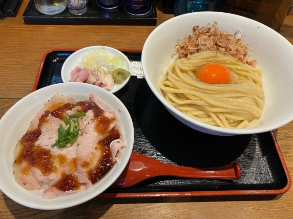 「TMKかつお（700円）＋ローストポーク丼（350円）」@鎌ヶ谷 製麺堂てつの写真