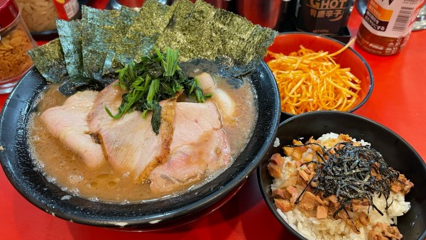 「中盛チャーシュー麺、辛みそネギ、のり、焼豚まぶし丼」@環2家の写真