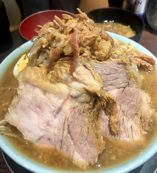 「ラーメン少なめ 生卵 肉アブラ 1000+100+50円」@ラーメン富士丸  西早稲田店の写真