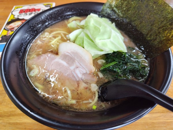 「とんこつ醤油ラーメン　※かため　※クーポンで５００円」@横浜ラーメン 萬年家の写真
