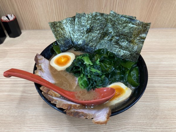 「極 並ラーメン＋穂先わかめ」@横浜ラーメン 武蔵家 御茶ノ水店の写真